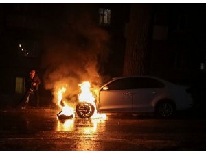 Kiev’de Rus diplomatın aracı yakıldı