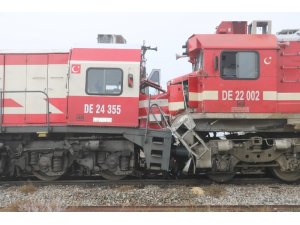 Sivas’ta yolcu treni ile yük treni çarpıştı: 14 yaralı
