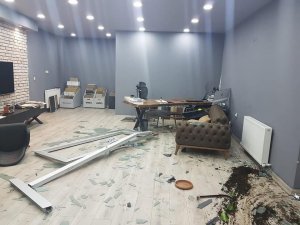Otomobil iş yerine dalıp kayıplara karıştı