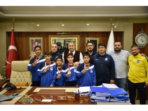 Başkan Çerçi şampiyon güreşçileri ağırladı