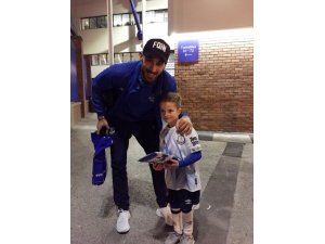 Cenk Tosun’dan minik taraftara jest