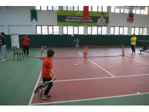 Minik tenisçiler korta çıktı