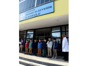 İlkokul öğrencileri Öğretmen Marşı'nı seslendirdi