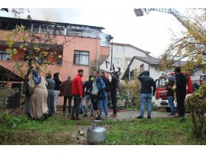 Yangına müdahele eden itfaiye eri duvardaki Türk Bayrağı için seferber oldu