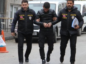Önce bıcakladı sonra kasayı boşalttı