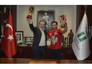 Kazandığı kupaları Başkan Ataç’a getirdi