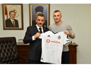 Gökhan Töre, Vali Kaymak’a imzalı formasını hediye etti