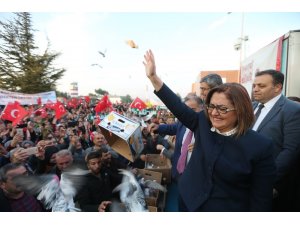 Coşkulu kalabalığı gören Fatma Şahin gözyaşlarını tutamadı