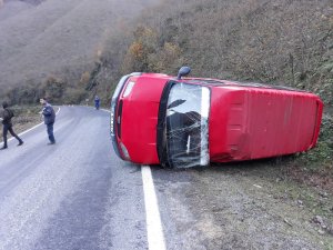 Giresun'da devrilen minibüsteki 3 öğretmen yaralandı