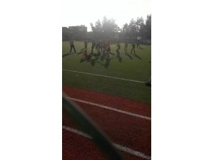 Futbolcu, hakeme uçan tekme attı