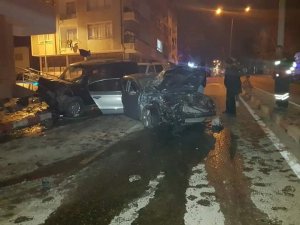 Otomobil refüjü aşarak 3 otomobile çarptı