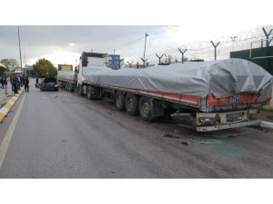 Park halindeki tıra otomobil çarptı: 2 ölü 2 yaralı