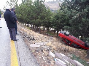 Kontrolden çıkan otomobil mezarlığa uçtu