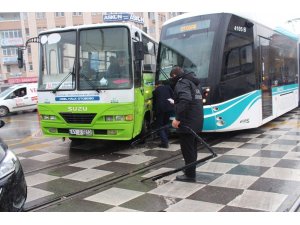 Tramvay halk otobüsü böyle çarpıştı