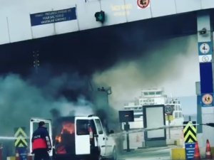 Feribot gişesinde yanan araç paniğe sebep oldu
