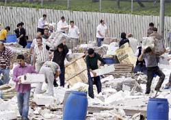 Millet can birileri yağma derdinde