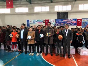 Çınarlı öğrencilere malzeme yardımı yapıldı
