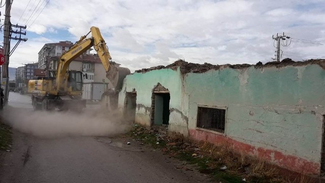 Ereğli'de metruk binalar yıkılıyor