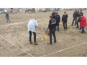 Kumsalda yürüyüş yapan vatandaşlar, sahilde insan kemikleri gördü
