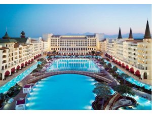 Dünyaca ünlü otel önünde eski işçilerden eylem