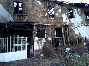 Bursa’da tarihi ev alevlere teslim oldu