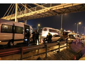 Kaza yerine gelen polis aracına minibüs çarptı: 1 yaralı