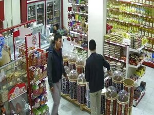 Cep telefonu hırsızı önce kameralara sonra polise yakalandı