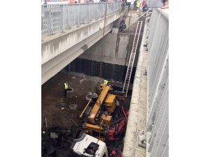 Beton mikseri viyadüğe düştü