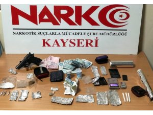 Polis zehir tacirlerine göz açtırmıyor