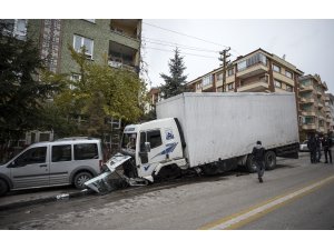 Freni boşalan kamyon 9 araca çarptı