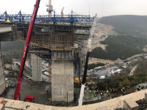 Otoyol çalışmasında beton blok düştü