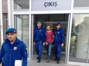 Jandarmayı görünce elindeki tüfekle 2. kattan atladı