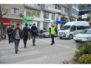 Yayalara yol vermeyen sürücüler uyarıldı