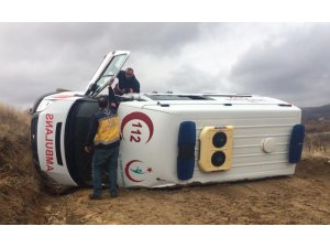 Hasta almaya giden ambulans devrildi