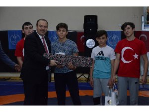 Eski usullere uygun güreştiler