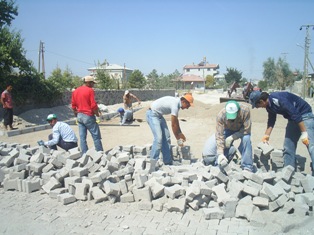 Karapınar’da yollara parke taş döşeniyor