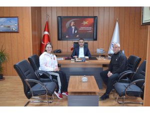 Türkiye şampiyonu Betül Yörük, Müdür Arıcıoğlu’nu ziyaret etti