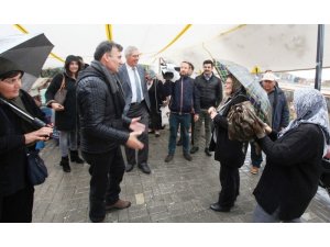 Ümmet Akın yağmur çamur dinlemiyor
