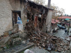 Yağış ve fırtına ev yıktı