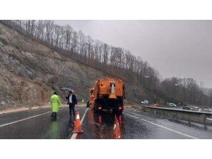 Toprak kayması nedeniyle kapanan yol açıldı