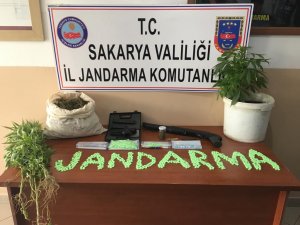 GÜNCELLEME - Jandarmayı görünce uyuşturucu hapları sobaya attılar
