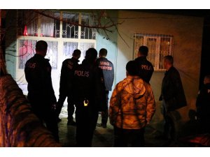 Haber alınamayınca kapıyı balyozla kırdılar