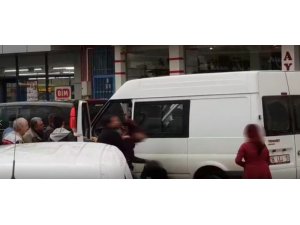 Trafikte yumruk yumruğa kavga