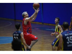 Basketbolcu rektör çıktığı maçta 14 sayı atıp, 12 asist yaptı