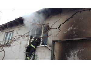 2 katlı evde korkutan yangın