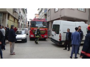 Araçlar yüzünden sokağa giremeyen itfaiye ekipleri yürüyerek yangın yerine gitti