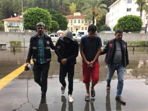 Minibüsün radyatörünü çalıp 90 TL’ye sattı