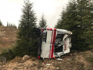 Kontrolden çıkan ambulans takla attı