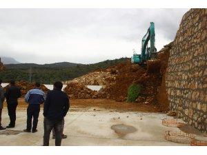 Yağmur sebebiyle okulun istinat duvarı çöktü