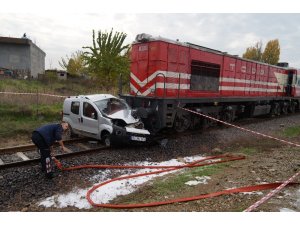 Hemzemin geçitte tren otomobili biçti: 2 yaralı